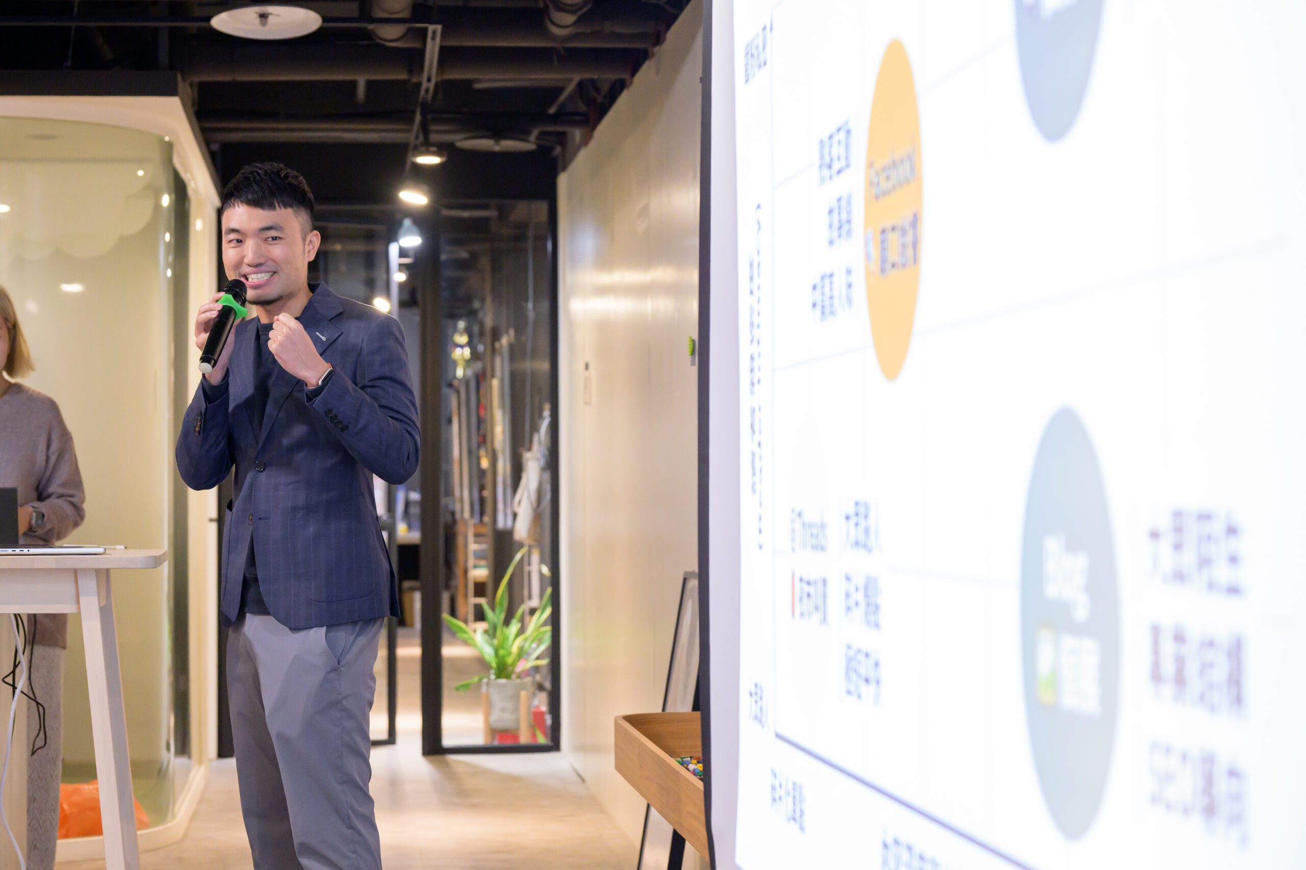 梁文宣在 Generative AI 小聚展示 Full Stack Writing 全端寫作系統架構圖