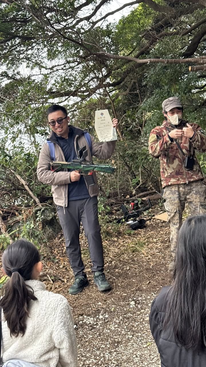 我哥在侏羅紀島拿到射擊第一名的頒獎照片