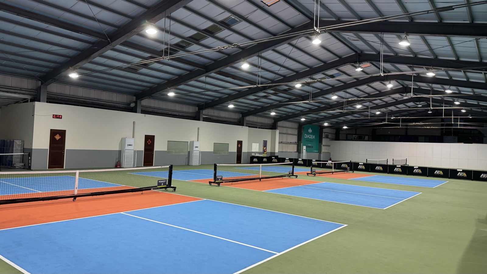 P.dang匹克球館淡水室內6面專用場地藍橘色球場挑高鐵皮屋