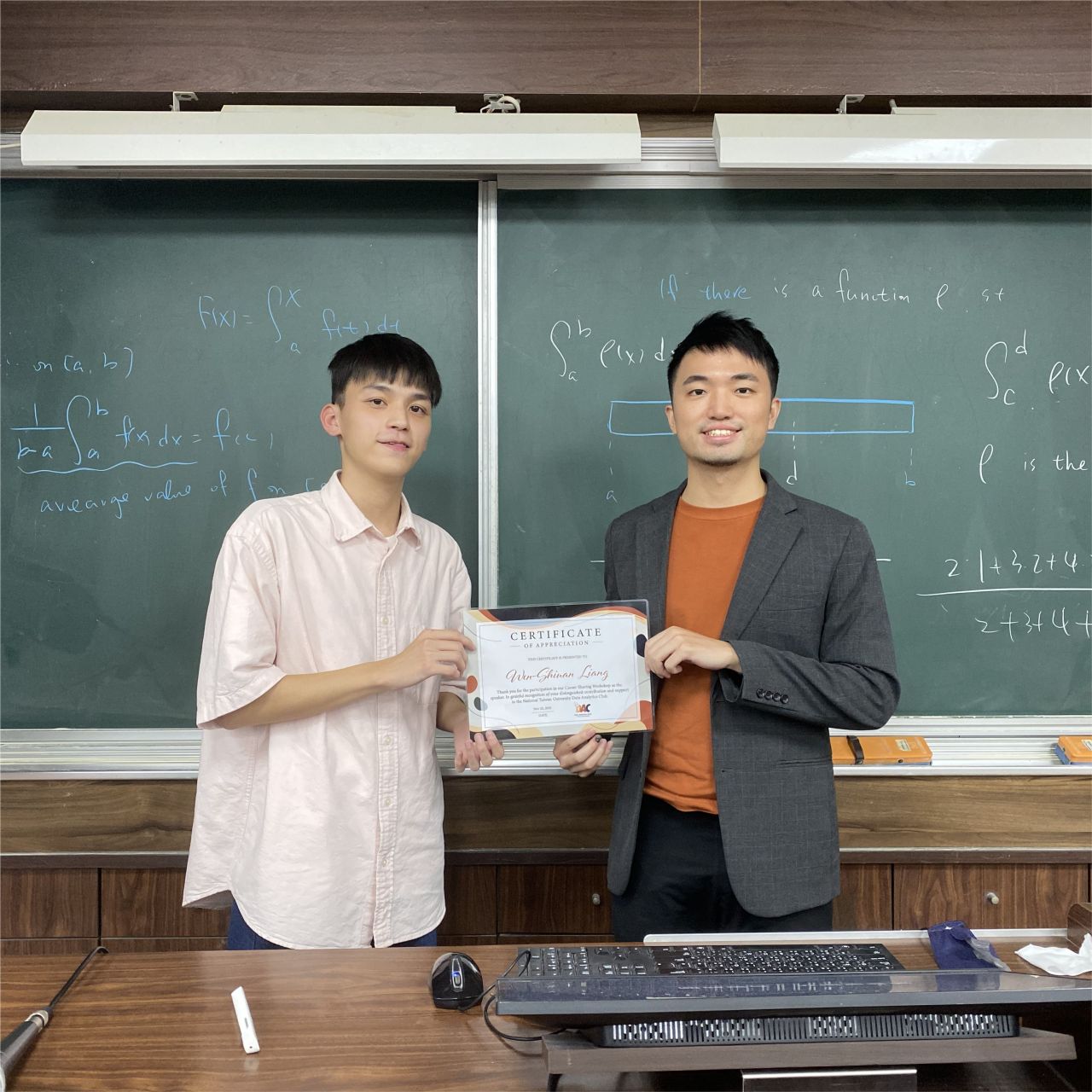 梁文宣於台大資料分析社分享數據分析職涯並接受感謝狀